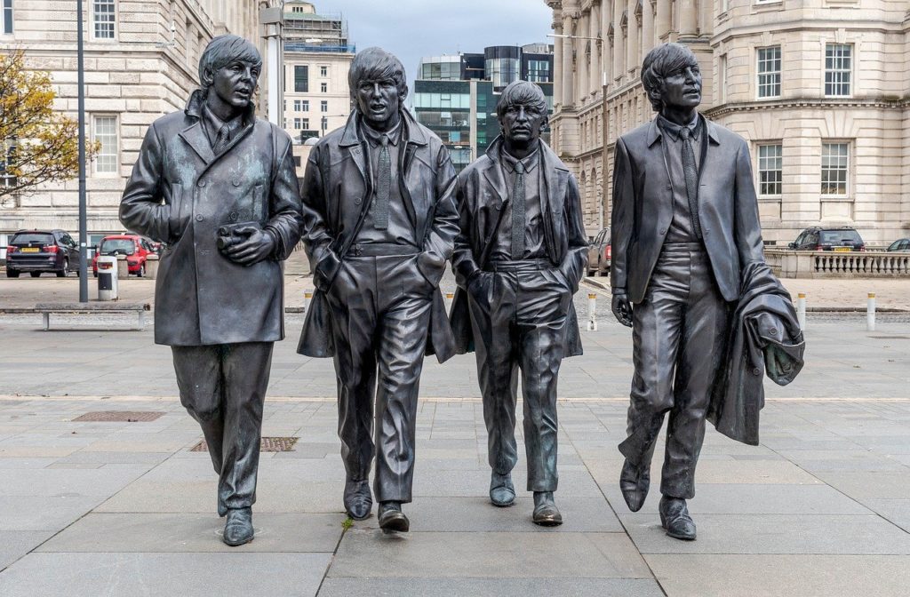Estátua com os Beatles.